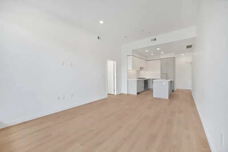 504 375 CLAYTON STREET - photo 4 of 22