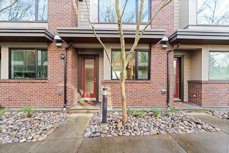 28 230 SALTER STREET - photo 2 of 25