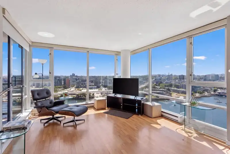 2505 1033 MARINASIDE CRESCENT - photo 3 of 40