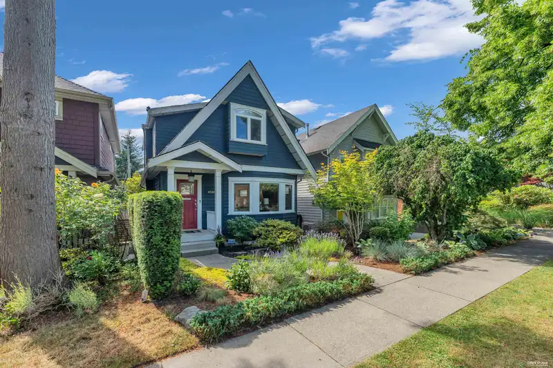 4581 JAMES STREET - photo 2 of 40