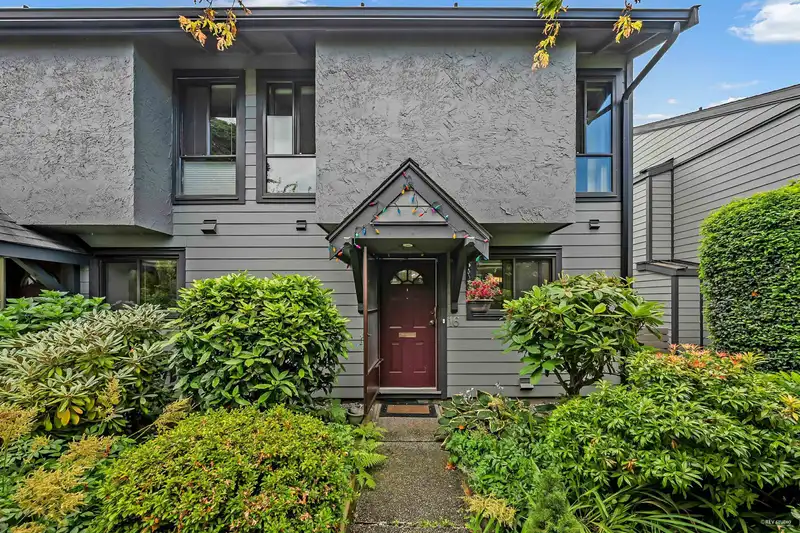 16 225 W 14TH STREET - photo 1 of 34