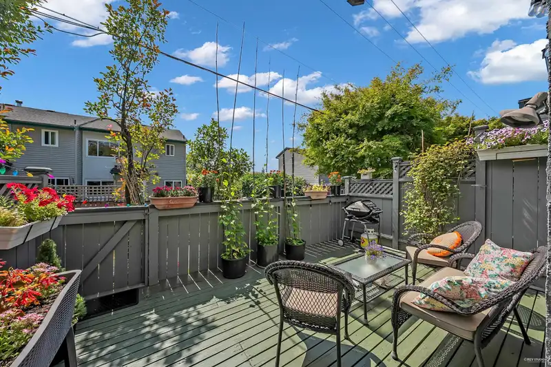 16 225 W 14TH STREET - photo 2 of 34