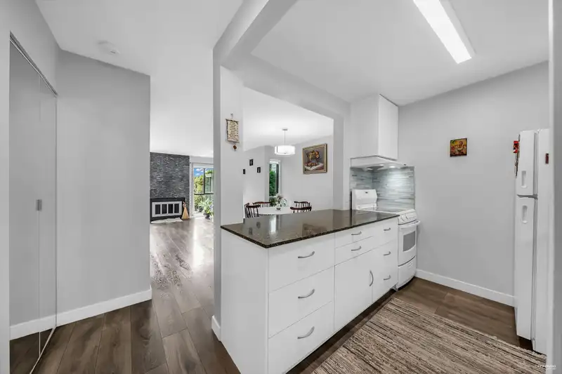 16 225 W 14TH STREET - photo 3 of 34