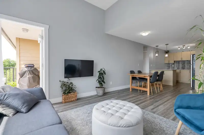 413 2565 CAMPBELL AVENUE - photo 3 of 34