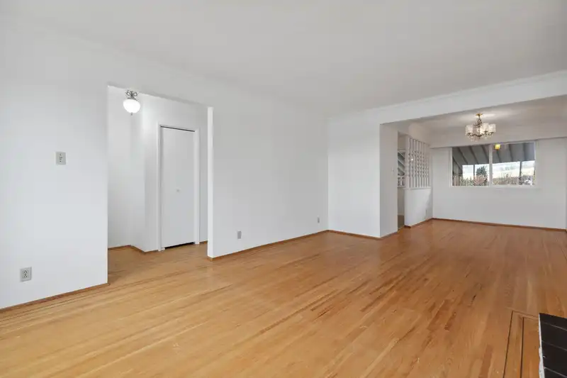 2113 NINTH AVENUE - photo 3 of 18
