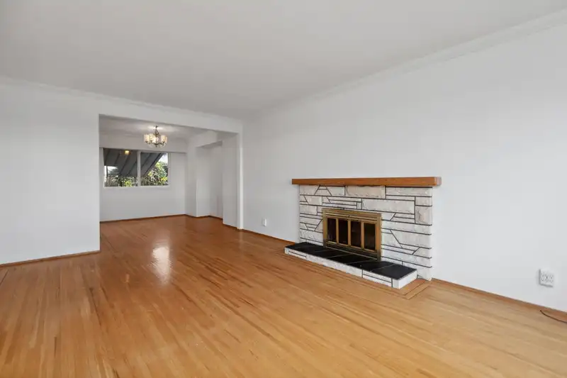 2113 NINTH AVENUE - photo 4 of 18