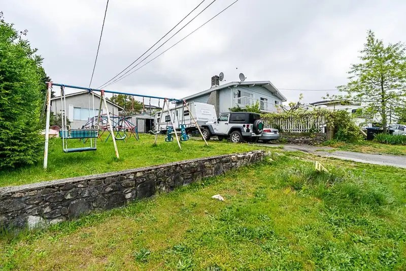 2233 EDINBURGH STREET - photo 2 of 39