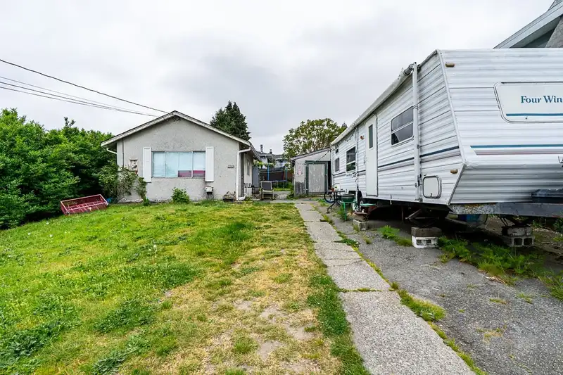 2233 EDINBURGH STREET - photo 4 of 39