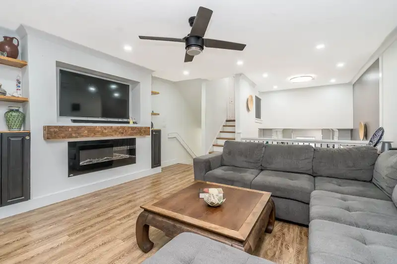 17 33293 E BOURQUIN CRESCENT - photo 1 of 34