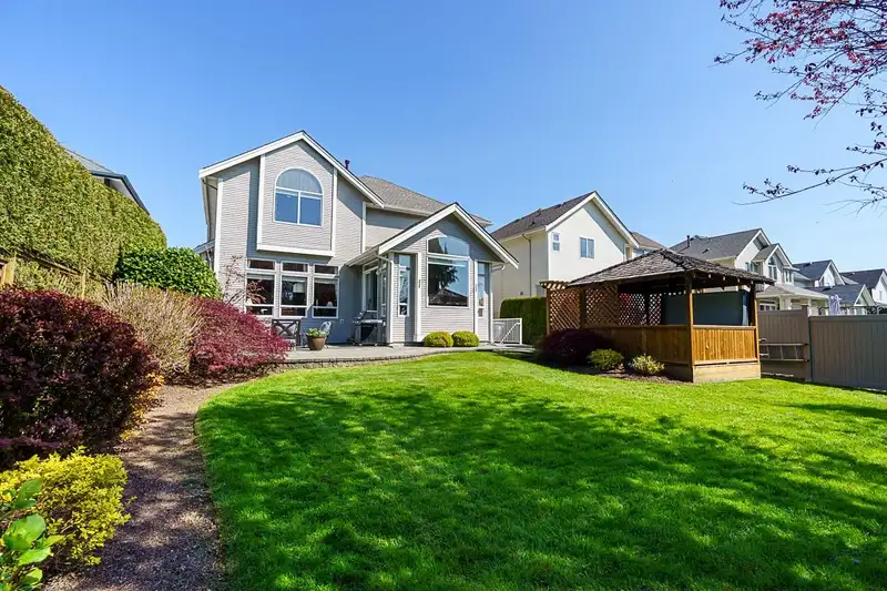 14518 58 AVENUE - photo 3 of 38