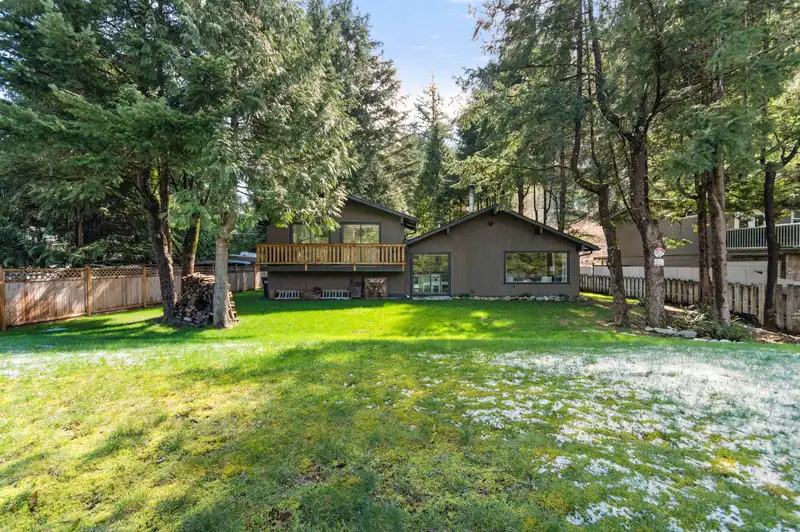 30 ROBERTSON CRESCENT - photo 1 of 34