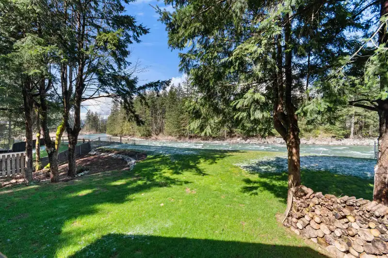 30 ROBERTSON CRESCENT - photo 4 of 34
