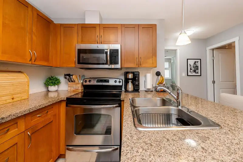 PH8 2373 ATKINS AVENUE - photo 4 of 40