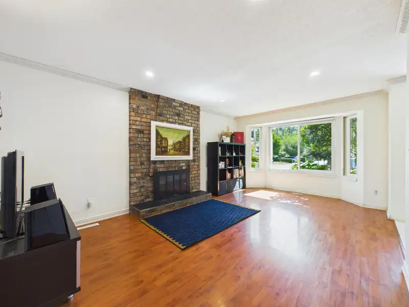1961 FLYNN CRESCENT - photo 4 of 36