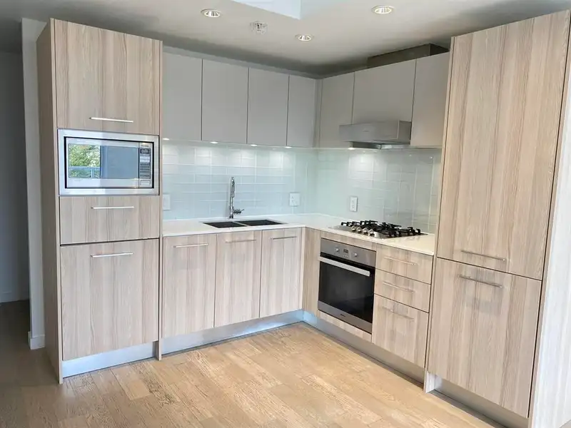 310 2220 KINGSWAY - photo 2 of 5