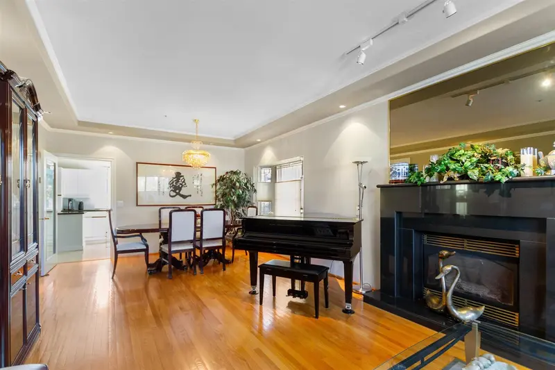 1028 W 51ST AVENUE - photo 4 of 25