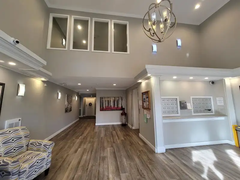 301 13870 70 AVENUE - photo 4 of 22