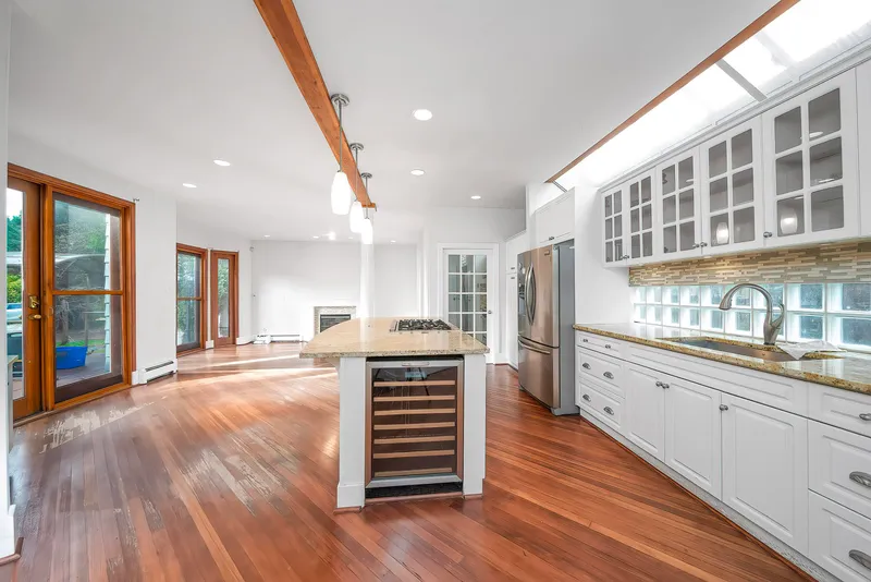 992 3RD STREET - photo 2 of 25