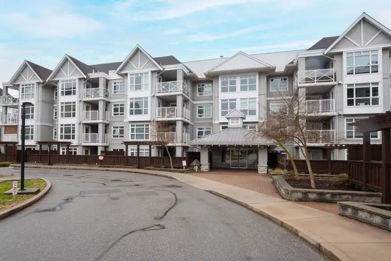 105 3136 ST JOHNS STREET - photo 1 of 25