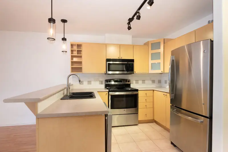 105 3136 ST JOHNS STREET - photo 4 of 25