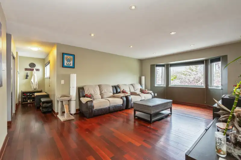 4 20810 56 AVENUE - photo 3 of 29