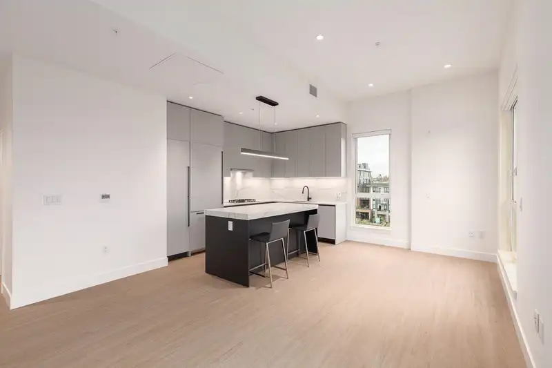 602 2235 E BROADWAY - photo 2 of 21