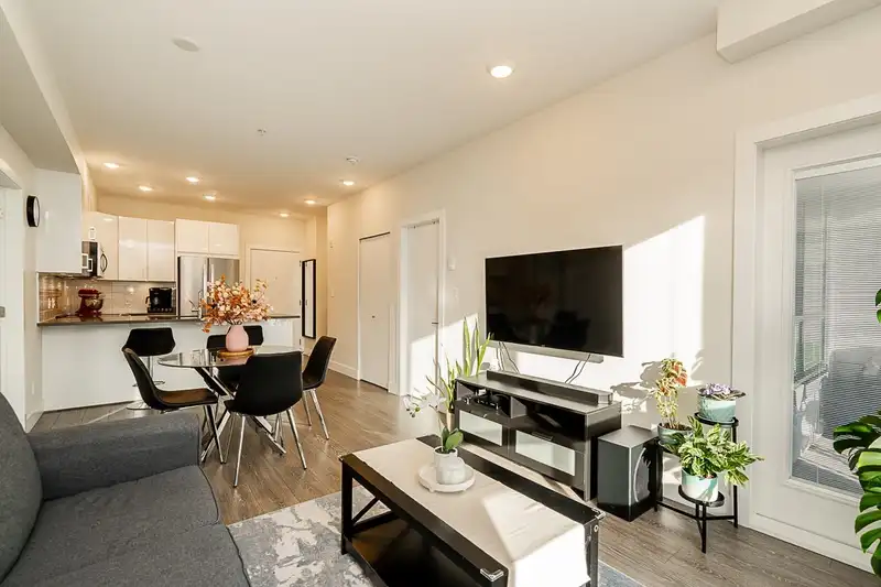 316 15351 101 AVENUE - photo 1 of 36