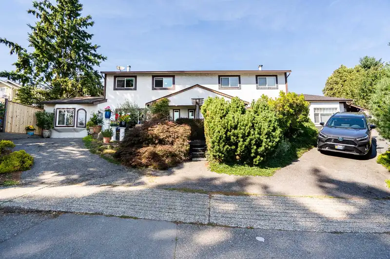 1135 VANIER AVENUE - photo 4 of 40