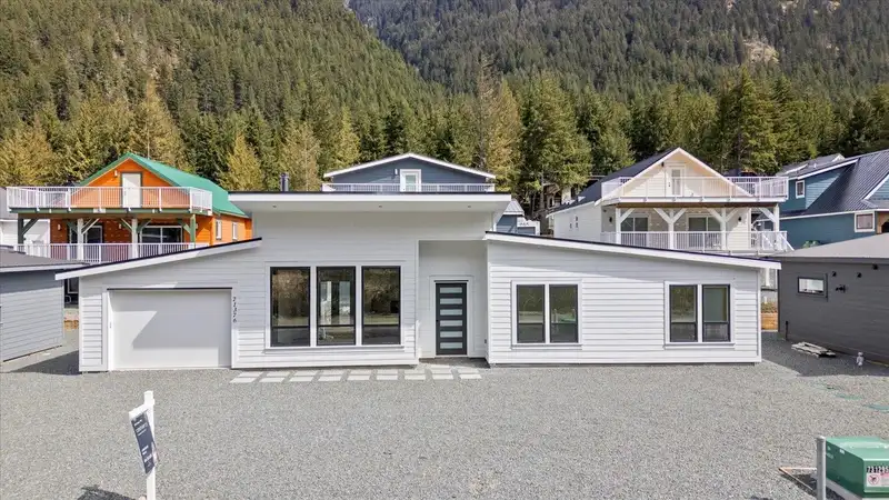 HG185 71376 GROVE PLACE - photo 1 of 36