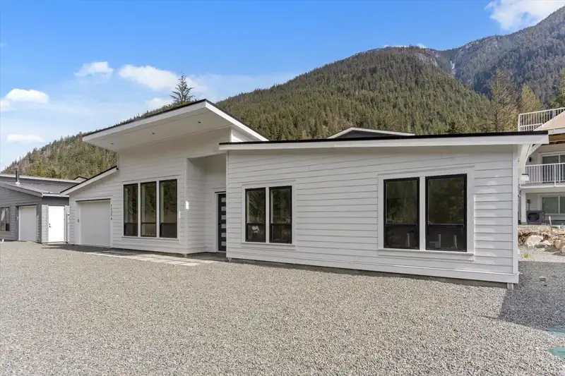 HG185 71376 GROVE PLACE - photo 3 of 36