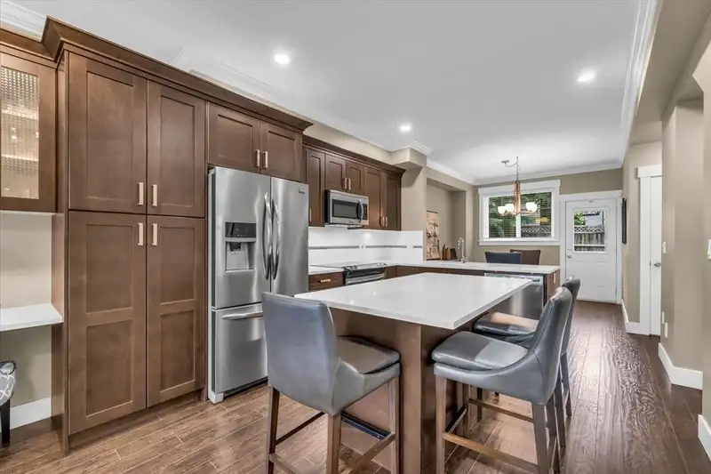 54 5957 152 STREET - photo 3 of 32