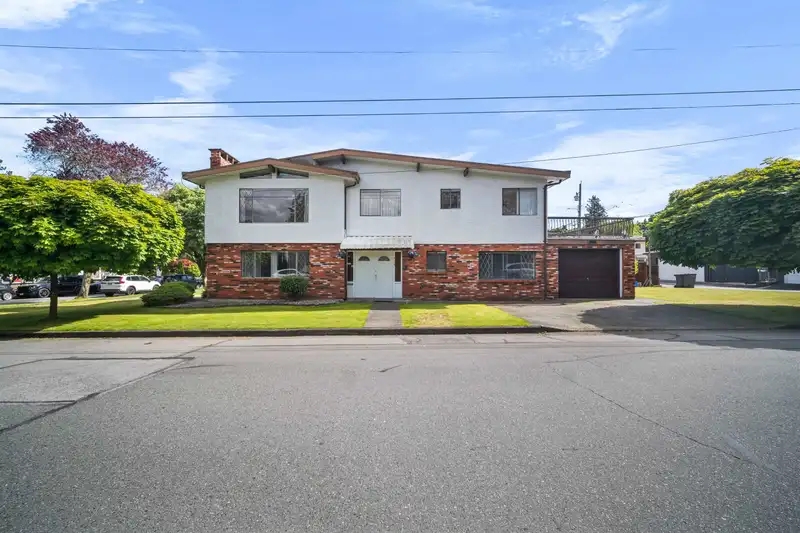 3120 PARKER STREET - photo 1 of 32