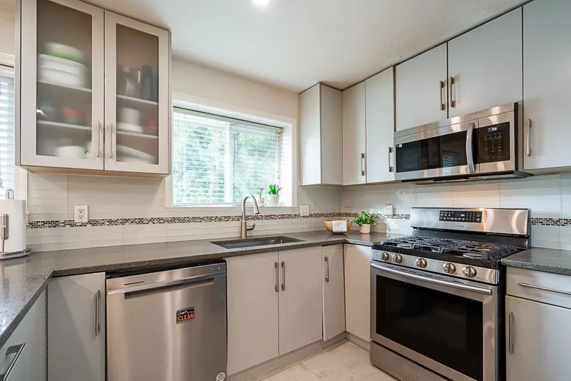 7802 139A STREET - photo 4 of 25