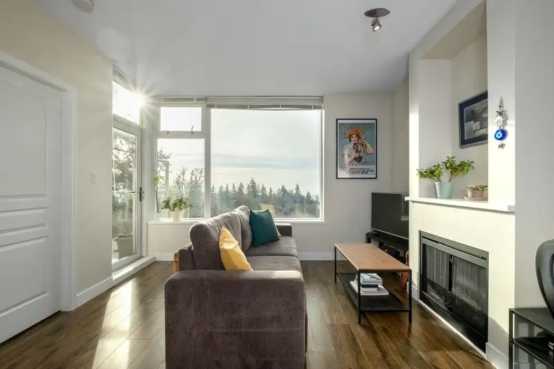 509 9298 UNIVERSITY CRESCENT - photo 3 of 25