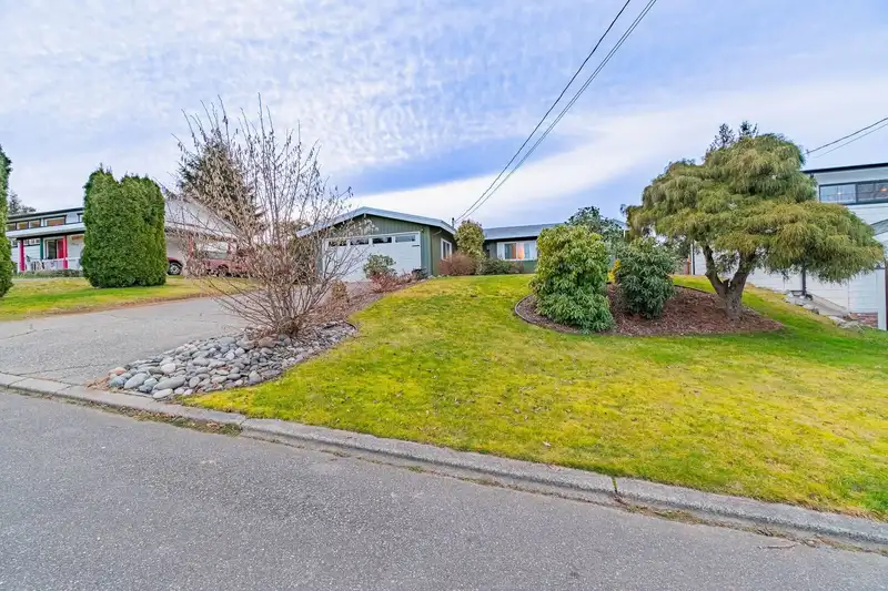 34567 HURST CRESCENT - photo 2 of 40