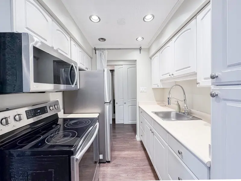 211 910 FIFTH AVENUE - photo 4 of 13