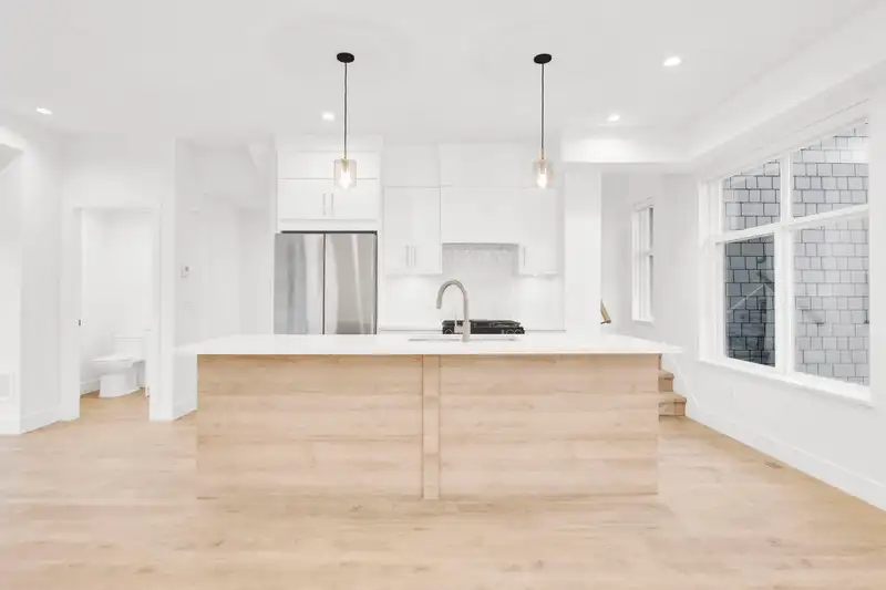 7 12770 105 AVENUE - photo 1 of 24
