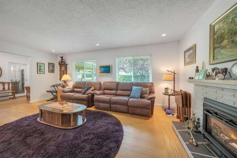 5274 12 AVENUE - photo 4 of 33