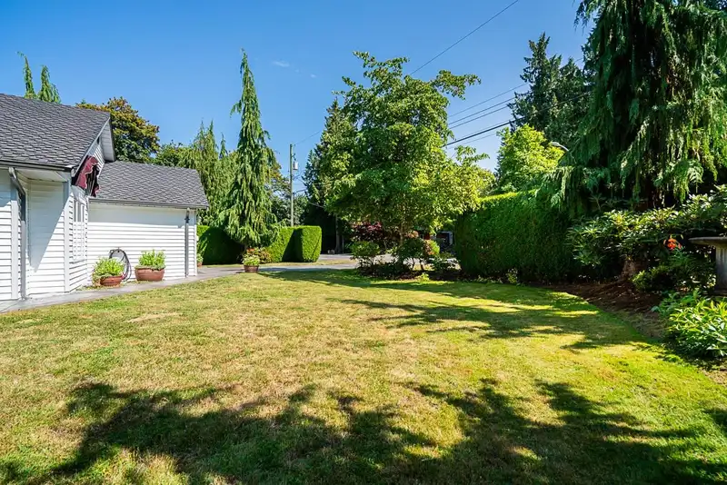 20561 93A AVENUE - photo 4 of 40
