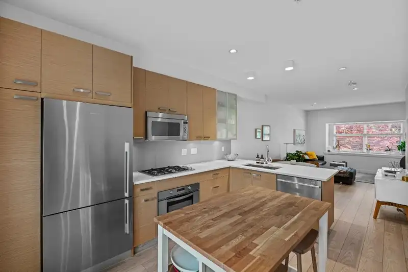 954 W 15TH AVENUE - photo 2 of 30