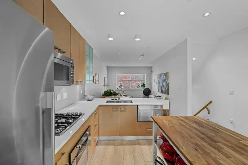 954 W 15TH AVENUE - photo 4 of 30