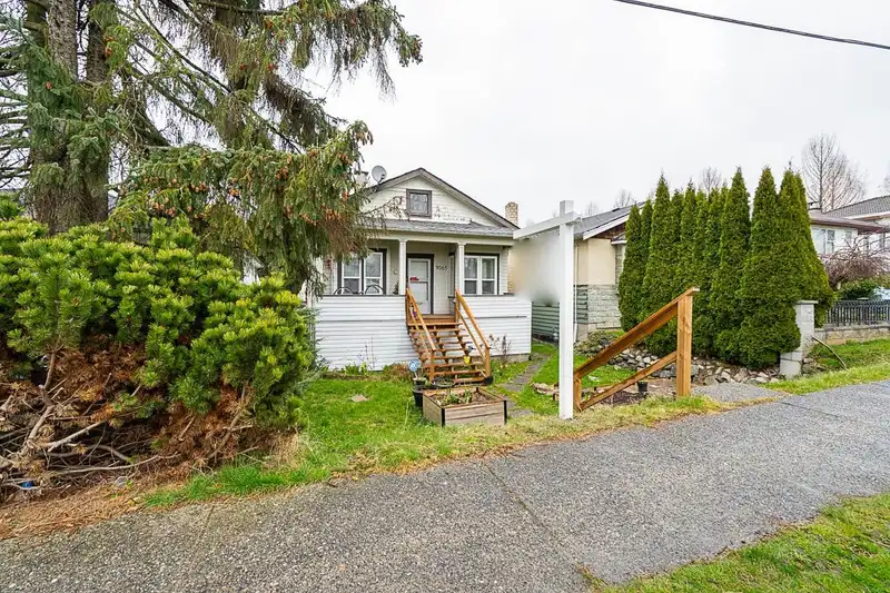 3065 E 45TH AVENUE - photo 3 of 8