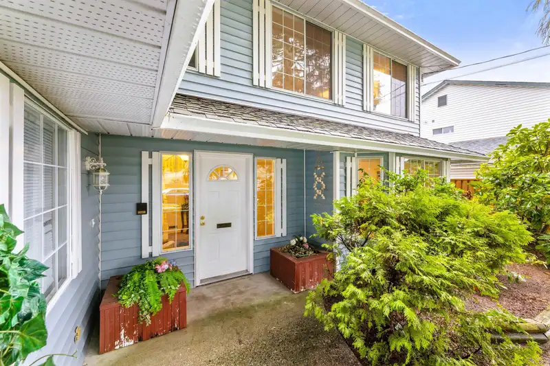 11077 154 STREET - photo 2 of 37