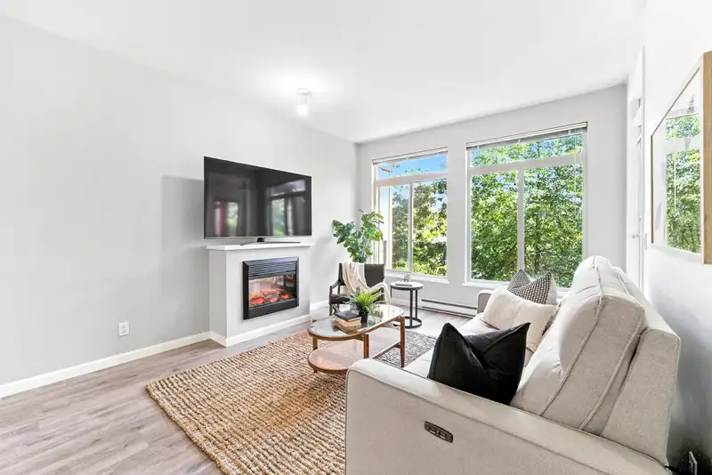 301 15385 101A AVENUE - photo 4 of 40