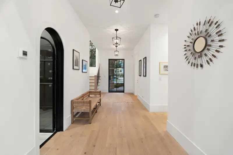 948 EDEN CRESCENT - photo 4 of 40