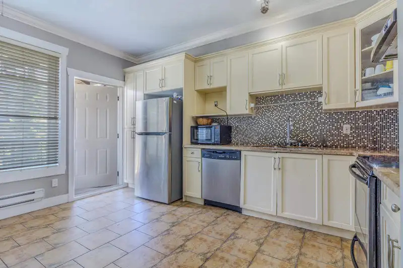 25 7156 144 STREET - photo 4 of 22