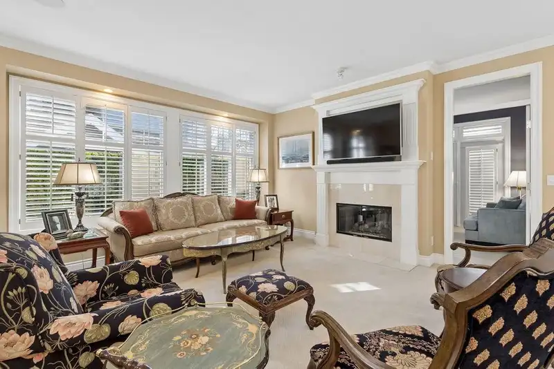 19 15715 34 AVENUE - photo 4 of 34