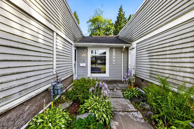 21598 SPRING AVENUE - photo 3 of 38