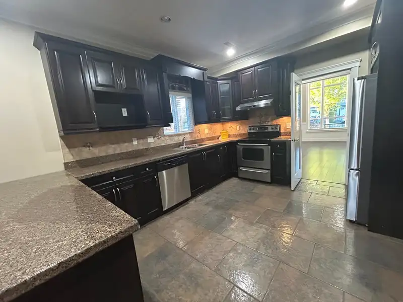 14270 65 AVENUE - photo 3 of 17