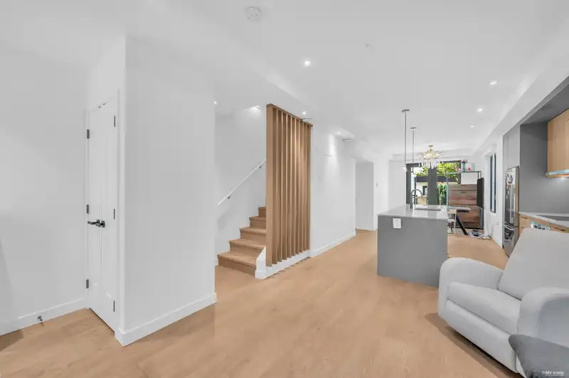 404 606 FOSTER AVENUE - photo 3 of 40